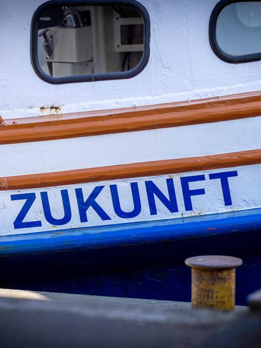 Barkasse mit dem Namen Zukunft an den Landungsbrücken in St.Pauli in Frachthafen in Hamburg im April 2022