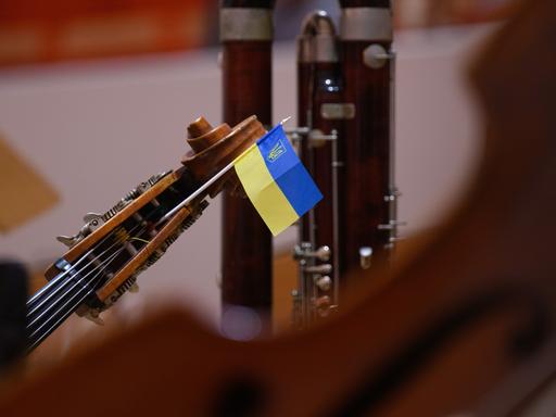 Eine kleine ukrainische Fahne steckt am Ende eines Kontrabasses, der auf der Bühne angelehnt ist.