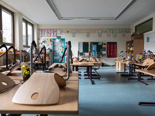 Ein leerer Klassenraum in einer Schule in Berlin 