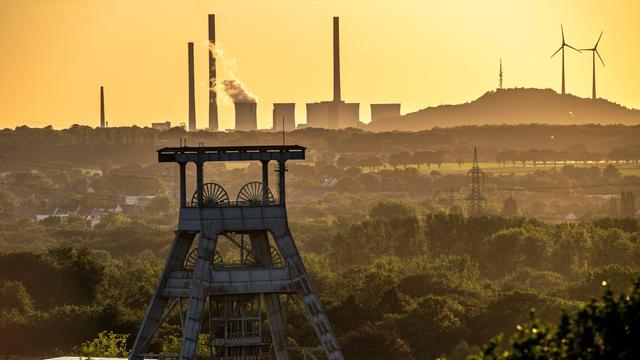 Steinkohlekraftwerk Scholven, Gelsenkirchen,hinten, vorne das Doppelbock Fördergerüst des stillgelegten Bergwerks Ewald in Herten, am Horizont sind Windräder zu sehen.