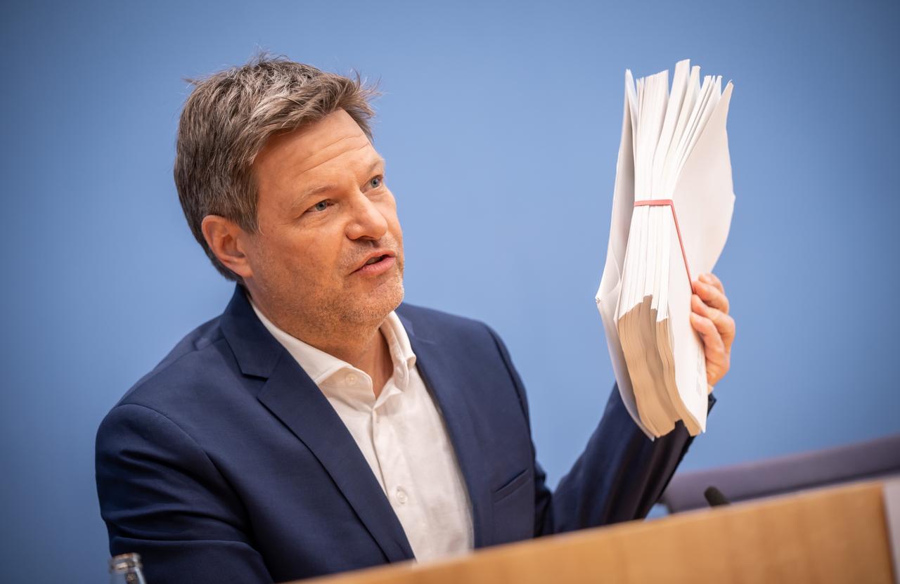 Robert Habeck (Bündnis 90/Die Grünen), Bundesminister für Wirtschaft und Klimaschutz, präsentiert das sogenannte Osterpaket der Bundesregierung Robert Habeck (Bündnis 90/Die Grünen), Bundesminister für Wirtschaft und Klimaschutz, präsentiert das sogenannte Osterpaket der Bundesregierung