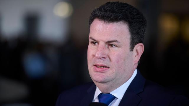 Arbeitsminister Hubertus Heil schaut schräg an der Kamera vorbei. Er trägt einen dunklen Anzug mit blauer Krawatte.