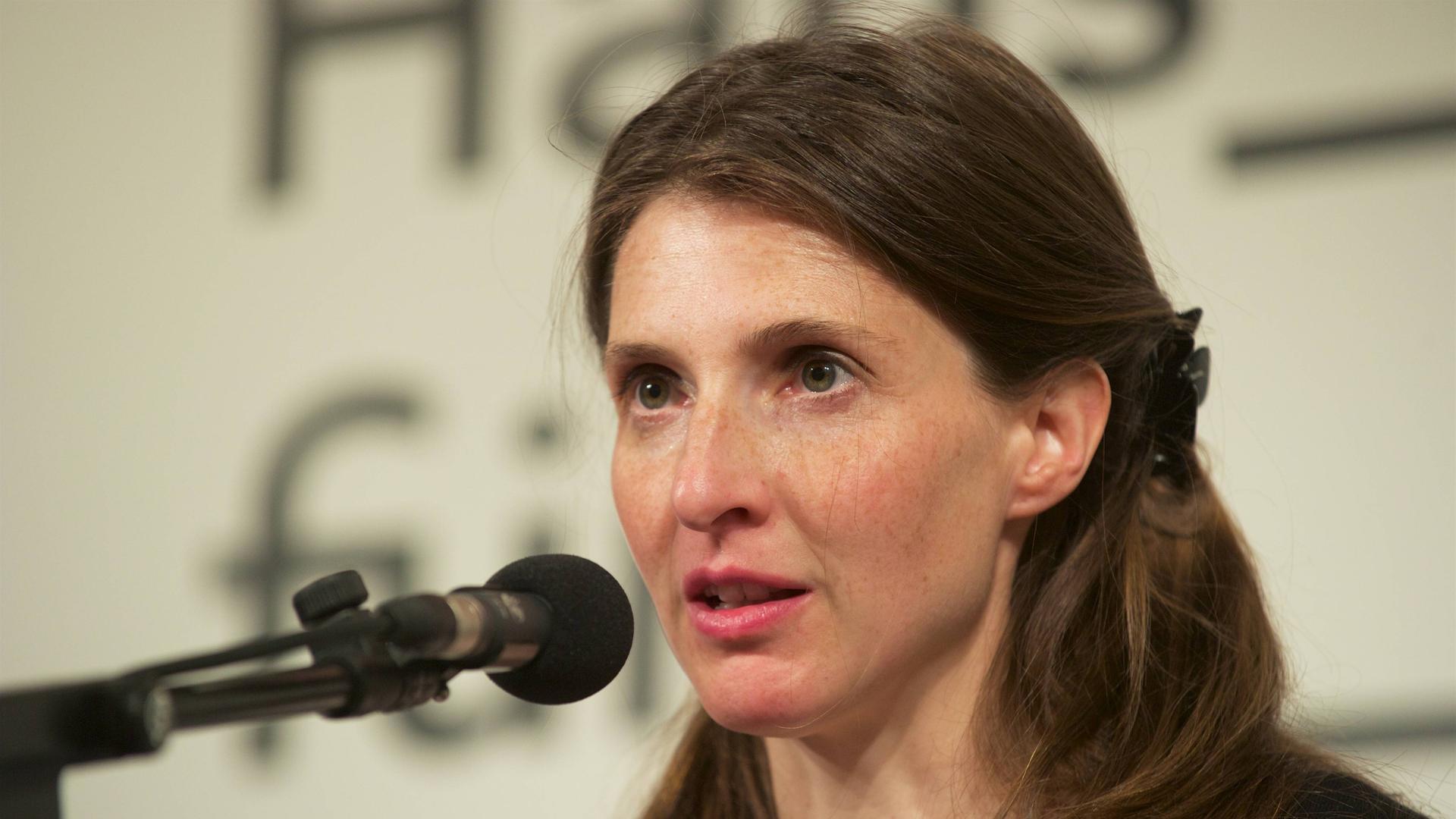 Die Schriftstellerin Daniela Danz spricht an einem Mikrofon Die Schriftstellerin Daniela Danz spricht an einem Mikrofon