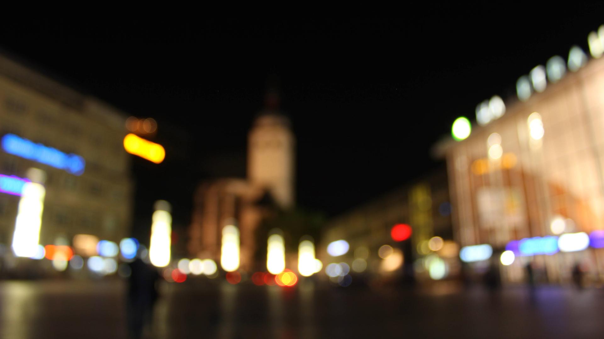 Ein verschwommen fotografierte Straßenszene in der Nacht mit bunten Lichtflecken. Ein verschwommen fotografierte Straßenszene in der Nacht mit bunten Lichtflecken.