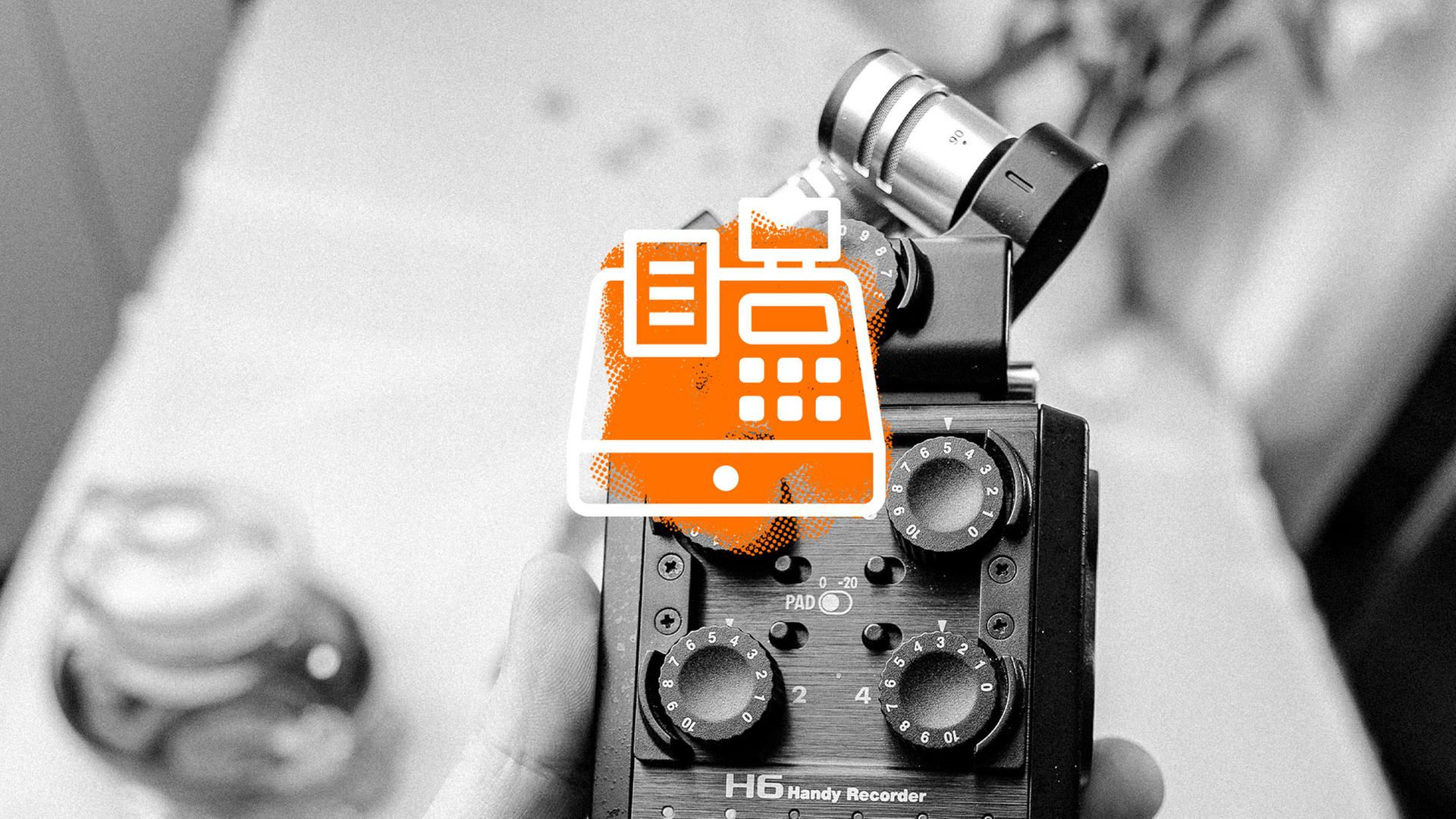 Collage: Eine Hand hält einen Handy-Recorder Collage: Eine Hand hält einen Handy-Recorder
