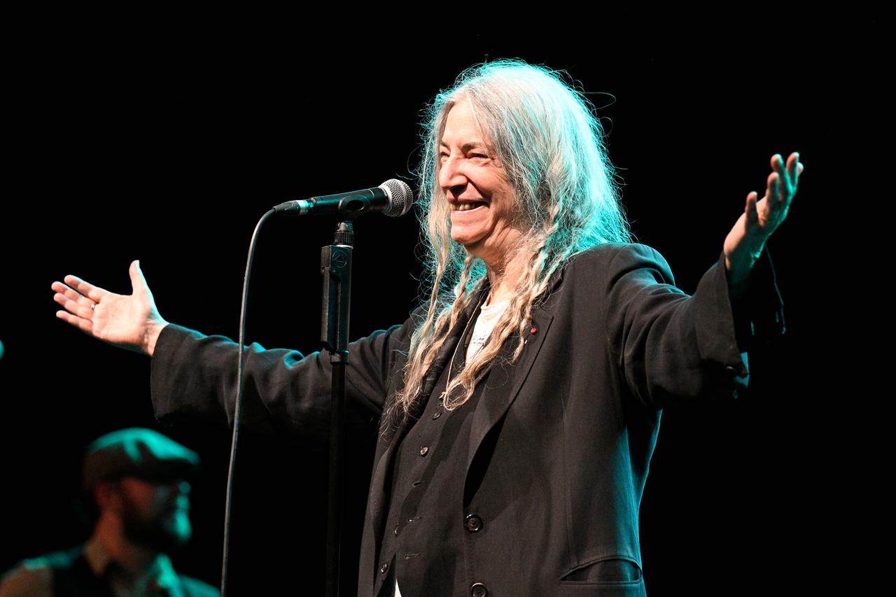 Patti Smith während eines Konzerts auf der Bühne. Patti Smith während eines Konzerts auf der Bühne.