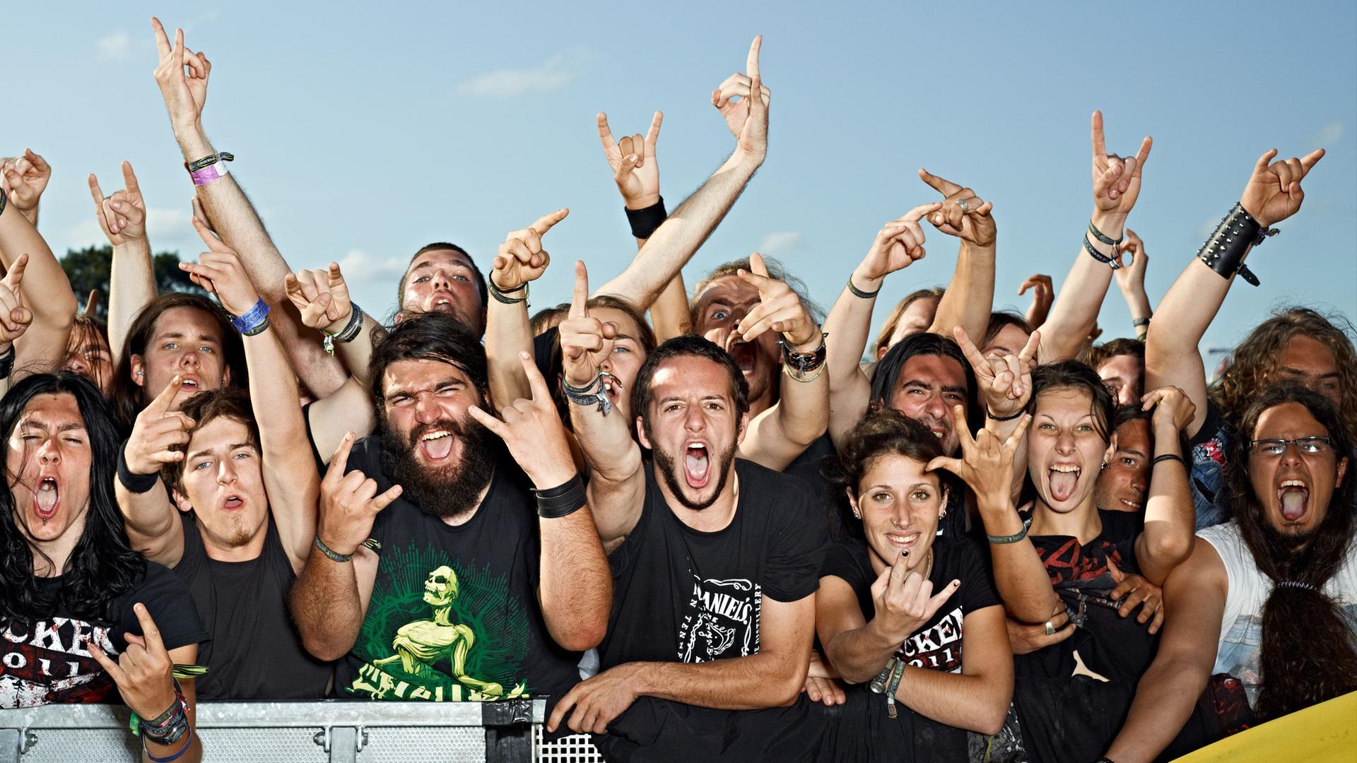Heavy-Metal-Fans feiern sich beim Wacken Open Air. Heavy-Metal-Fans feiern sich beim Wacken Open Air.