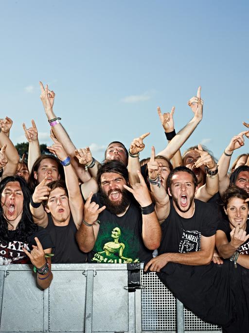 Heavy-Metal-Fans feiern sich beim Wacken Open Air.