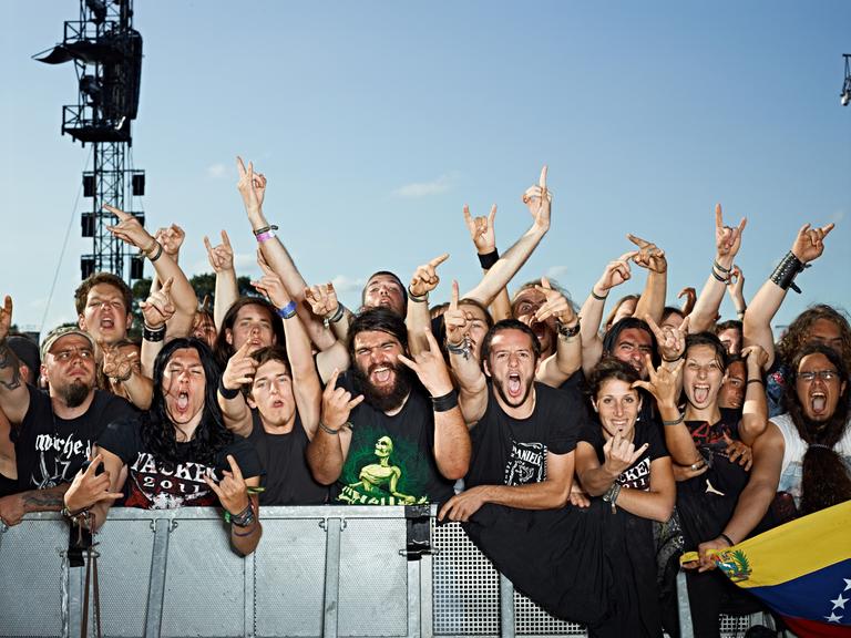 Heavy-Metal-Fans feiern sich beim Wacken Open Air.
