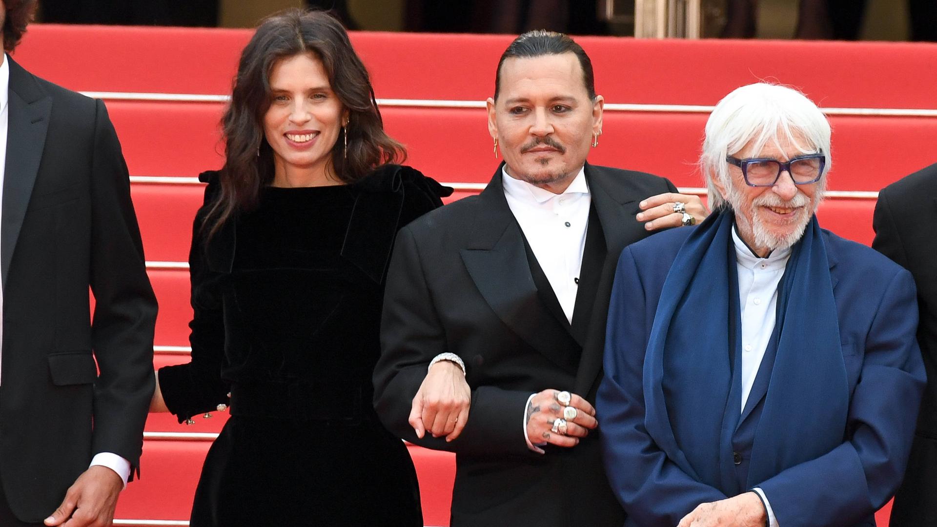 Maïwenn, Johnny Depp und Pierre Richard (v.li.) bei der Eröffnung der Filmfestpiele Cannes 2023.