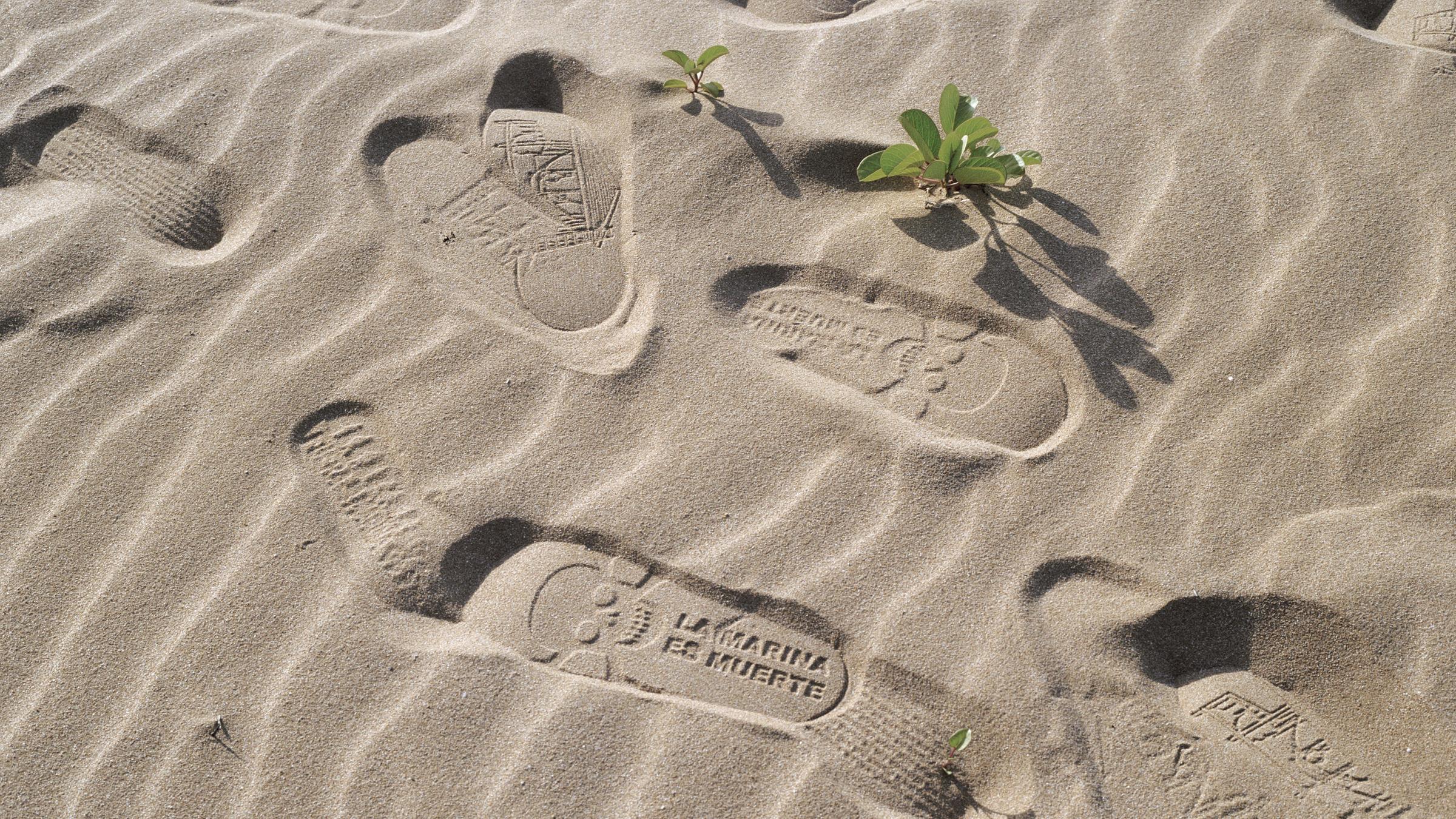 Fußspuren im Sand mit der Aufschrift "La Marina es Muerte" (D...</p>

                        <a href=