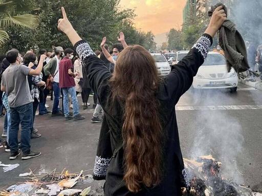  Eine Demonstrantin in Teheran am 28. September 2022. Wie viele andere Frauen hat sie ihr Kopftuch abgenommen.