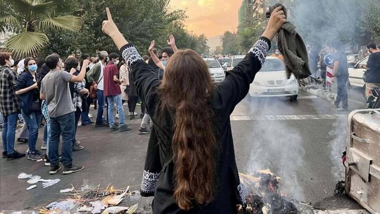 Eine Demonstrantin in Teheran am 28. September 2022. Wie viele andere Frauen hat sie ihr Kopftuch abgenommen. Eine Demonstrantin in Teheran am 28. September 2022. Wie viele andere Frauen hat sie ihr Kopftuch abgenommen.