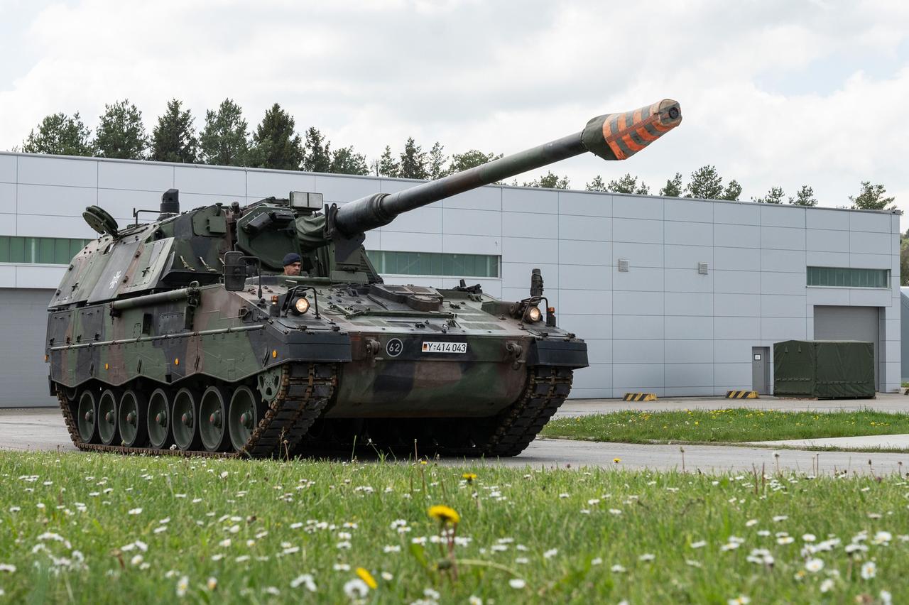 Eine Panzerhaubitze 2000 - hier auf einem Bundeswehr-Gelände in Baden-Württemberg