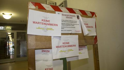 Auf einer Infotafel des Bürgeramts Neukölln wird mitgeteilt, dass aufgrund hohen Andrangs vorübergehend keine Wartenummern ausgestellt werden.