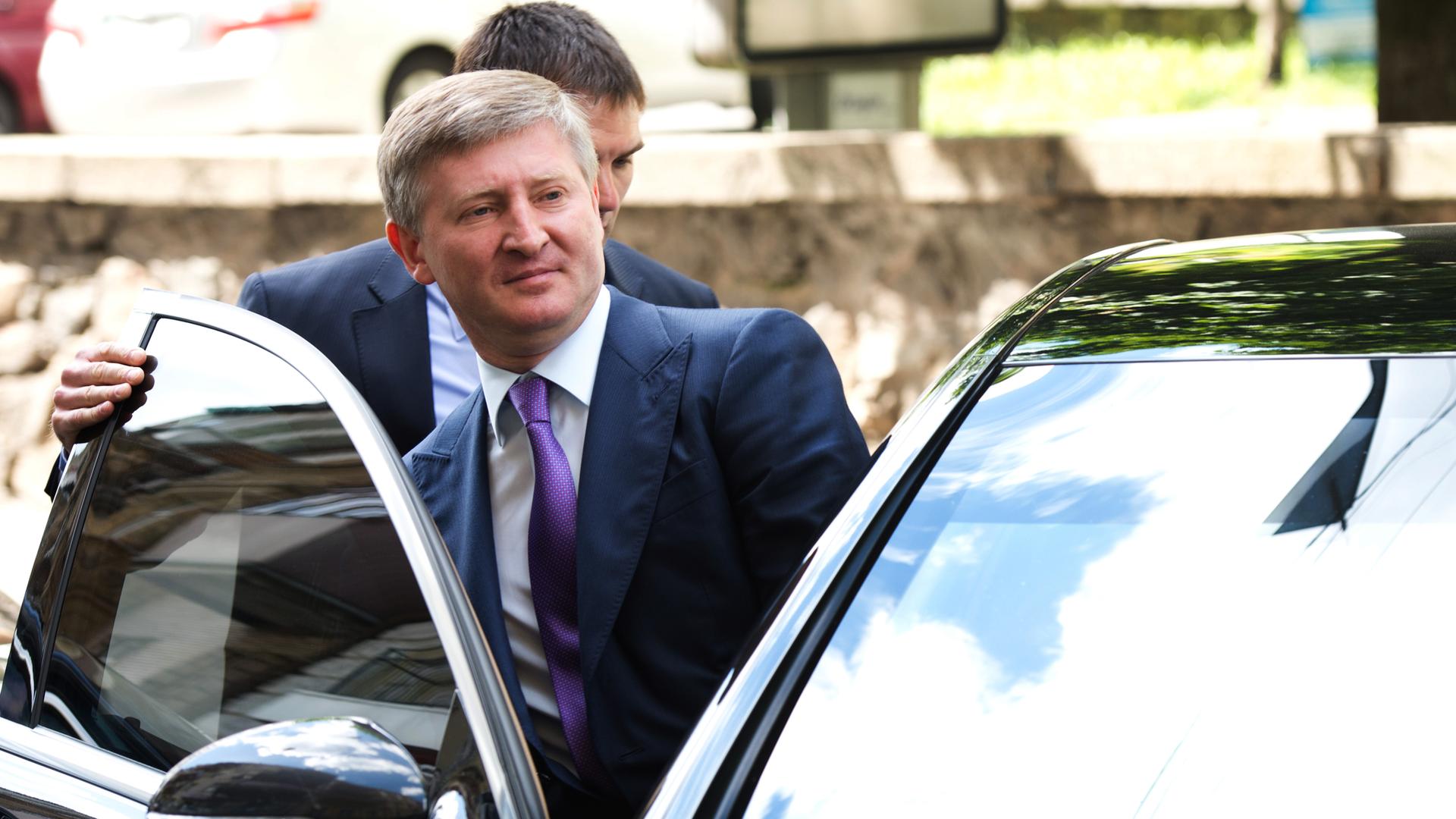 Der ukrainische Unternehmer und Oligarch Rinat Leonidowytsch Achmetow steigt in ein Auto. Er verlässt nach einem Gespräch mit dem damaligen Bundesaußenminister Steinmeier (SPD) am 13.05.2014 die Residenz des deutschen Botschafters in Kiew. Der ukrainische Unternehmer und Oligarch Rinat Leonidowytsch Achmetow steigt in ein Auto. Er verlässt nach einem Gespräch mit dem damaligen Bundesaußenminister Steinmeier (SPD) am 13.05.2014 die Residenz des deutschen Botschafters in Kiew.