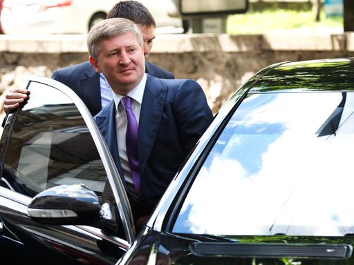 Der ukrainische Unternehmer und Oligarch Rinat Leonidowytsch Achmetow steigt in ein Auto. Er verlässt nach einem Gespräch mit dem damaligen Bundesaußenminister Steinmeier (SPD) am 13.05.2014  die Residenz des deutschen Botschafters in Kiew.