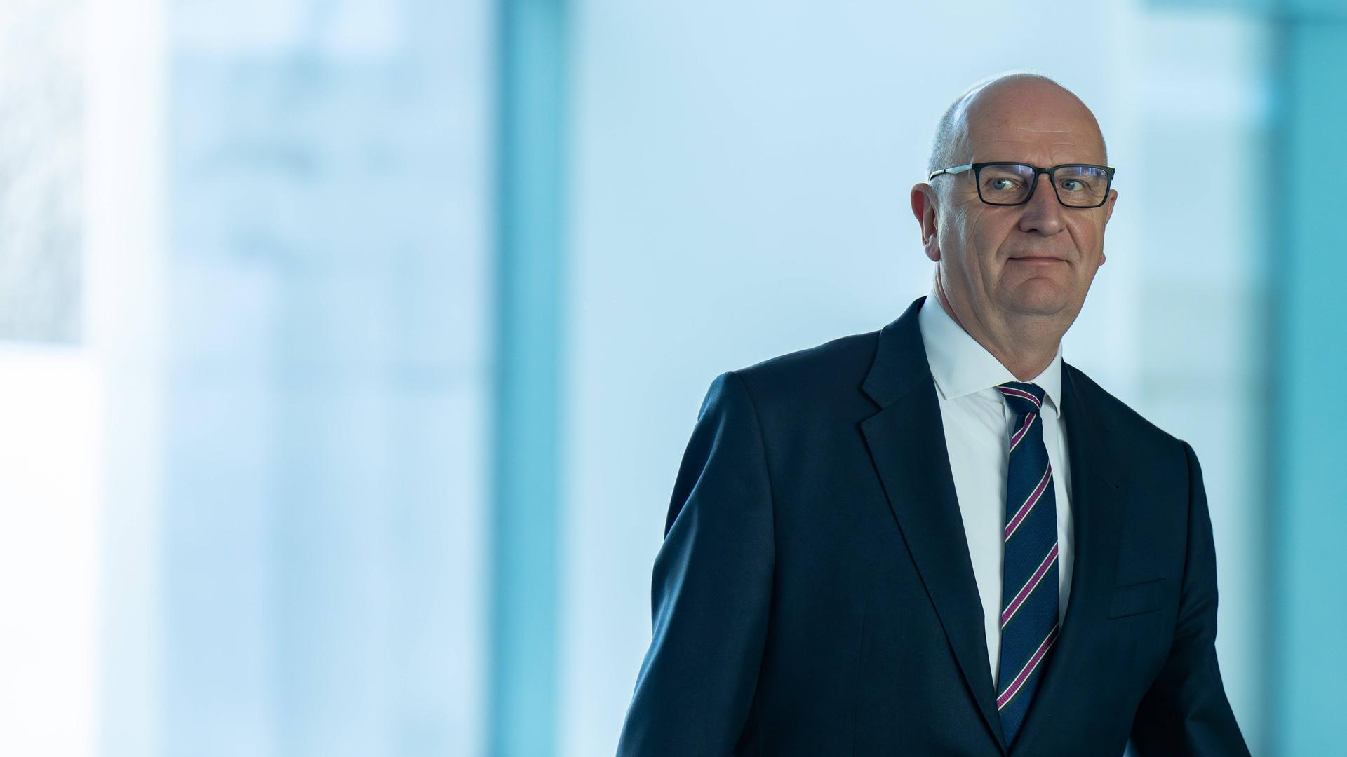 Ministerpräsident Dietmar Woidke (SPD) kommt zum Migrationsgipfel im Kanzleramt in Berlin an.