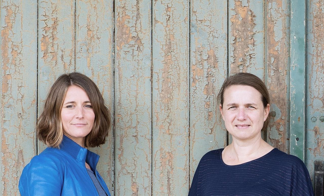 Insa Rudolph und Silke Merzhäuser vor hölzernem Hintergrund. Insa Rudolph und Silke Merzhäuser vor hölzernem Hintergrund.