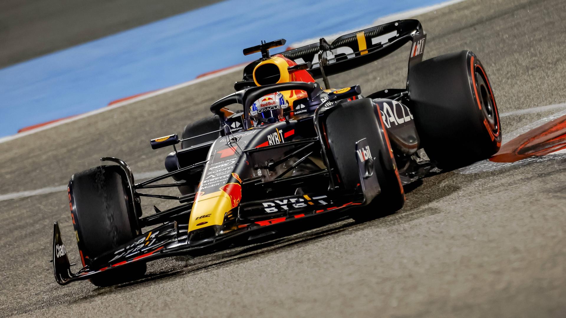 Formel-1-Fahrer Max Verstappen steuert seinen Rennwagen durch eine Kurve. Formel-1-Fahrer Max Verstappen steuert seinen Rennwagen durch eine Kurve.