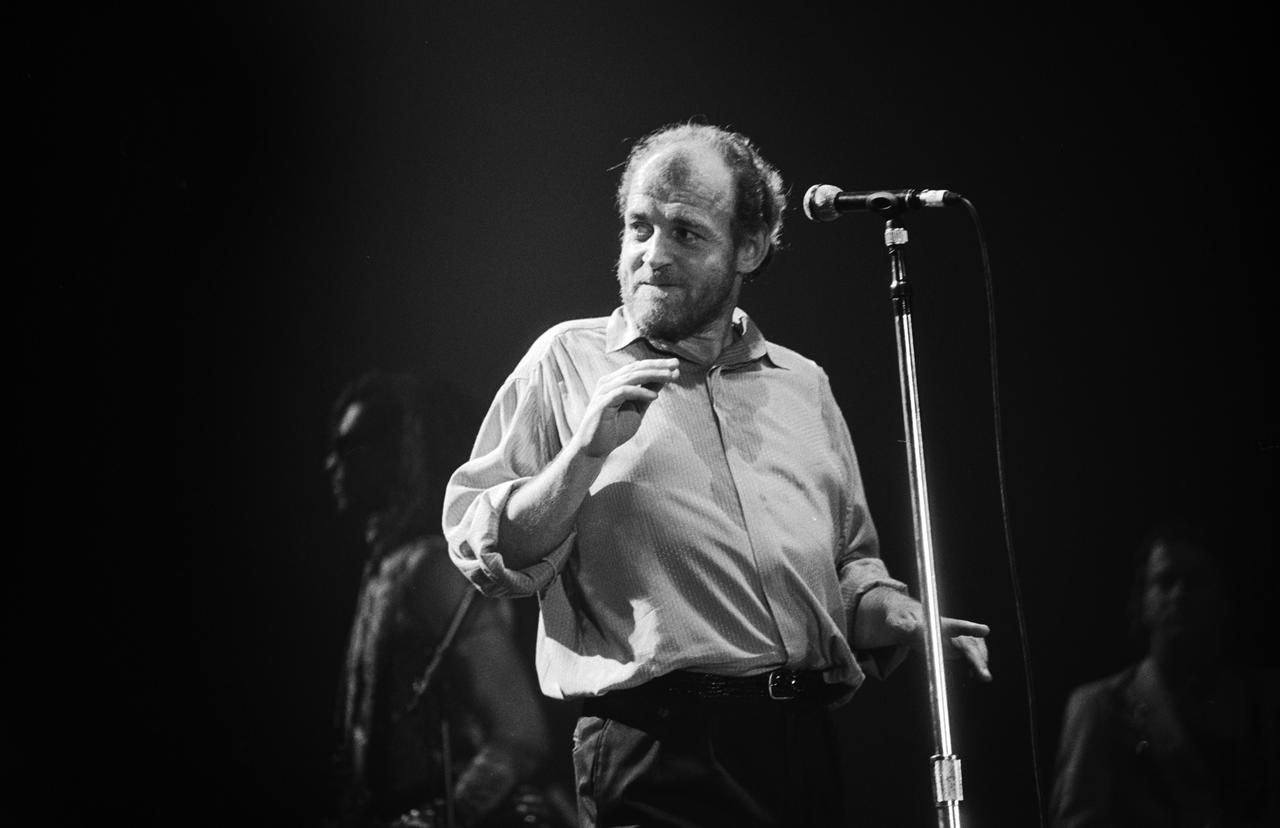 Schwarzweiss Porträt von Joe Cocker auf der Bühne, 1988.