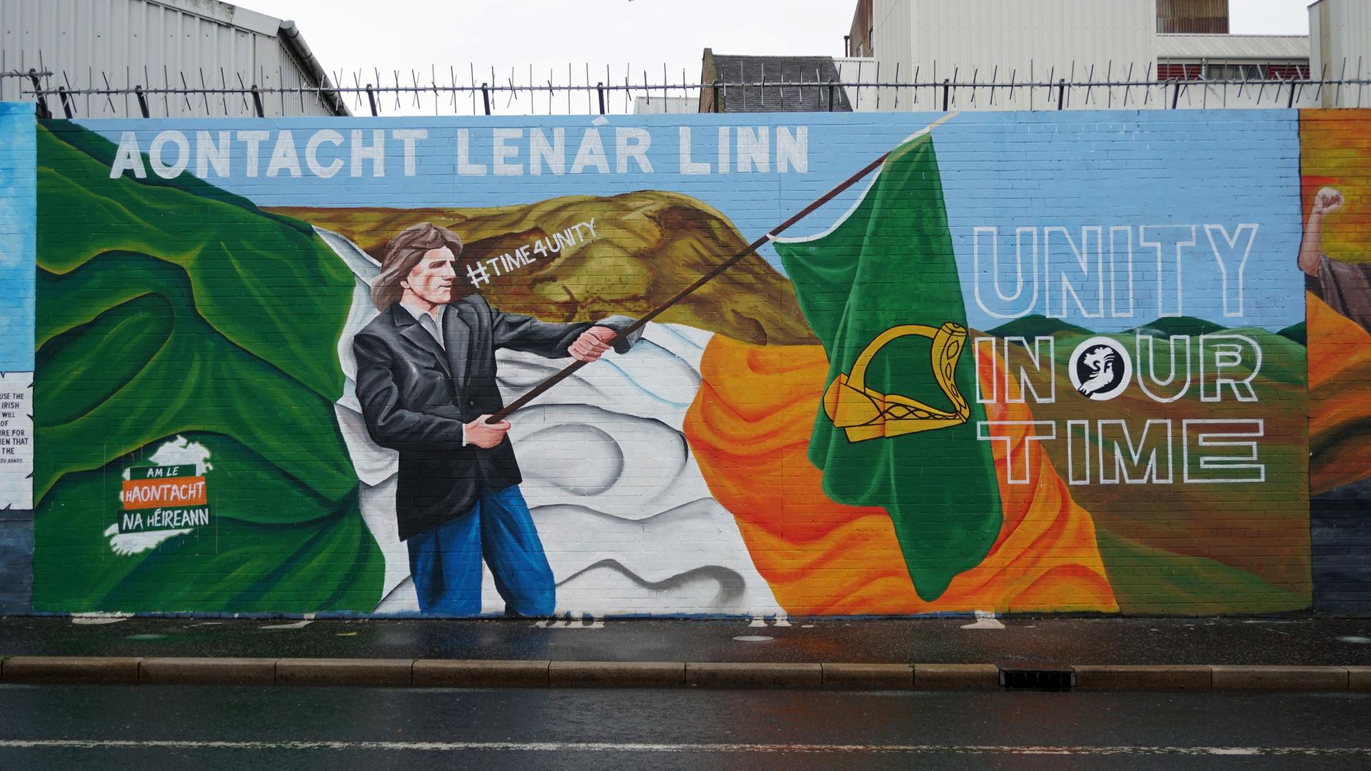 Ein Graffiti an einer der Peace Walls (Friedensmauern) wirbt für eine Wiedervereinigung Nordirlands mit der Republik Irland Ein Graffiti an einer der Peace Walls (Friedensmauern) wirbt für eine Wiedervereinigung Nordirlands mit der Republik Irland