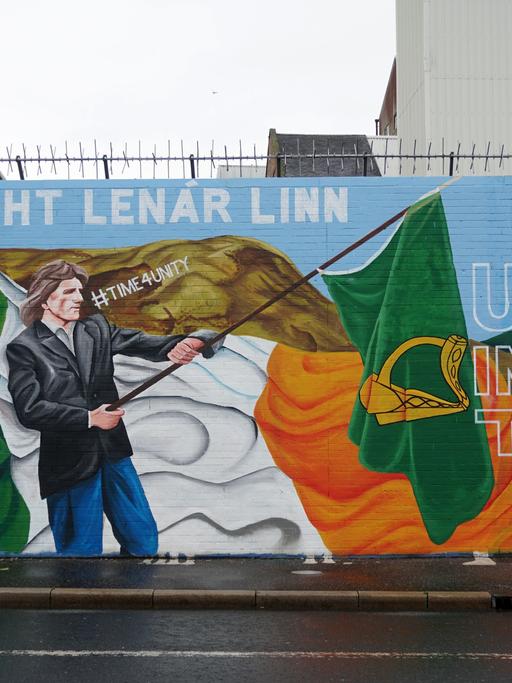 Ein Graffiti an einer der Peace Walls (Friedensmauern) wirbt für eine Wiedervereinigung Nordirlands mit der Republik Irland