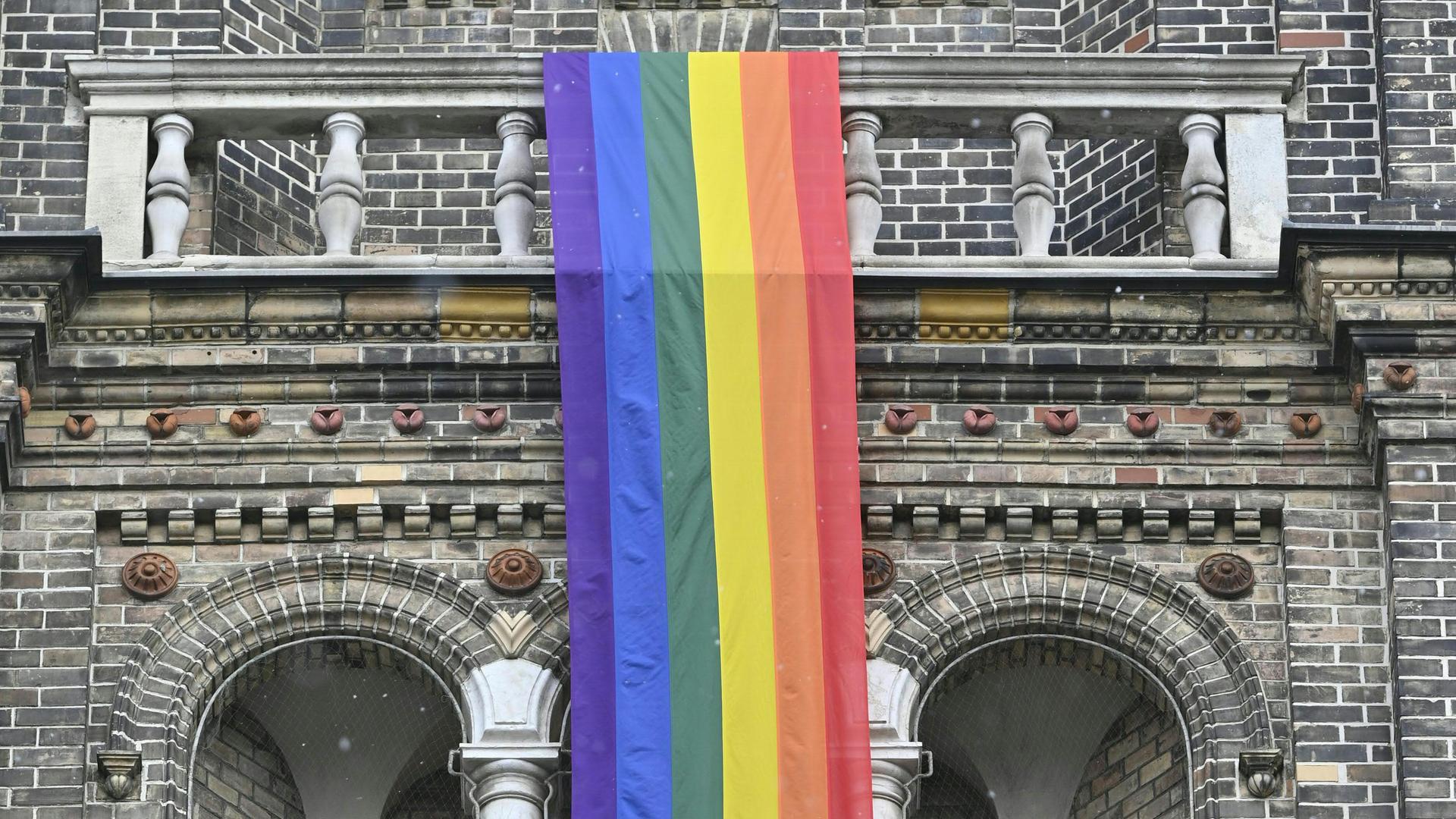 Eine Regenbogenfahne hängt an der Pfarrkirche Breitenfeld in Wien. Eine Regenbogenfahne hängt an der Pfarrkirche Breitenfeld in Wien.