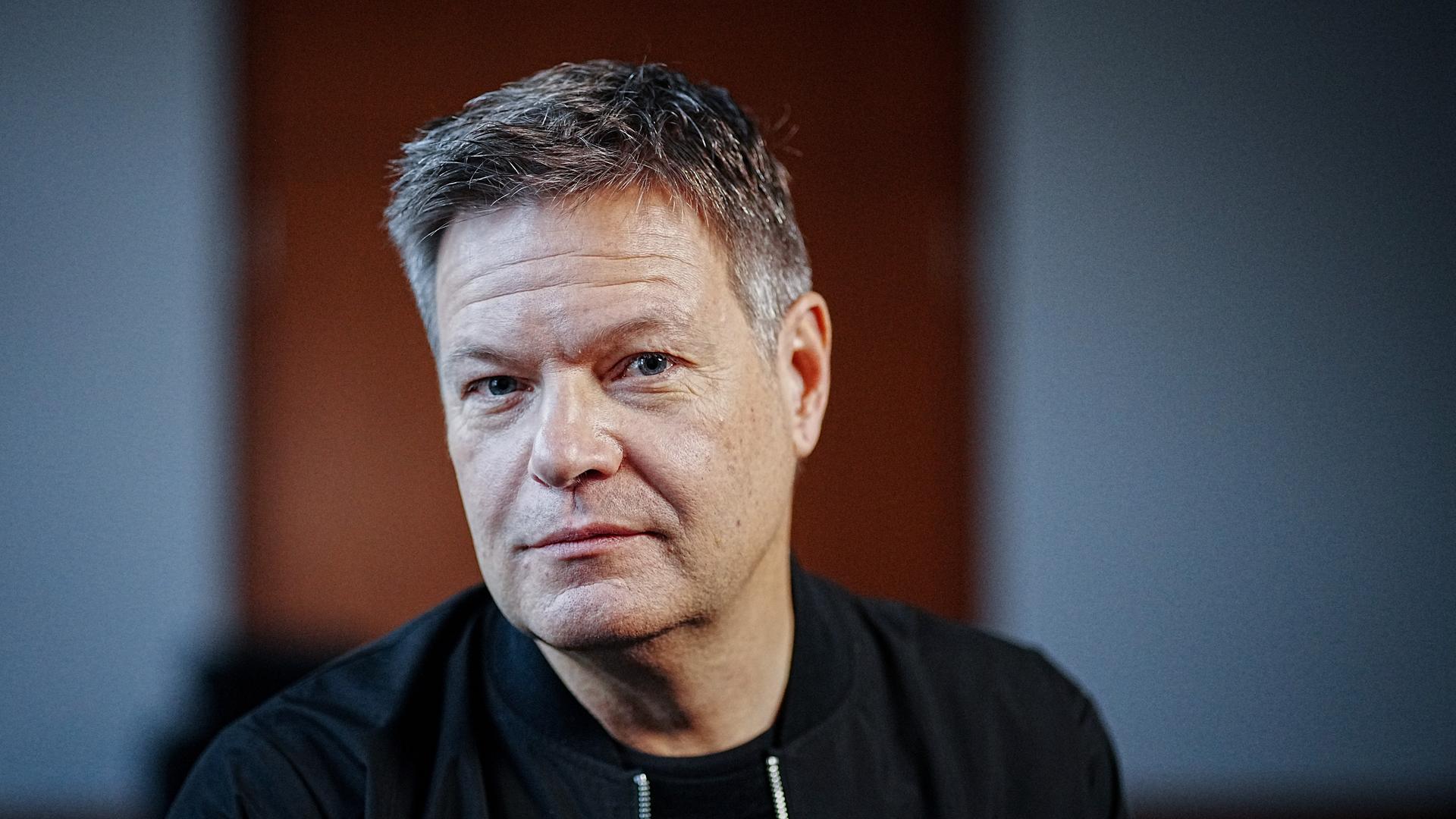 Robert Habeck (Bündnis 90/Die Grünen), Bundesminister für Wirtschaft und Klimaschutz, blickt am Rande eines Interviews mit Journalisten der Deutschen Presse-Agentur (dpa) in seinem Büro in die Kamera des Fotografen. Robert Habeck (Bündnis 90/Die Grünen), Bundesminister für Wirtschaft und Klimaschutz, blickt am Rande eines Interviews mit Journalisten der Deutschen Presse-Agentur (dpa) in seinem Büro in die Kamera des Fotografen.
