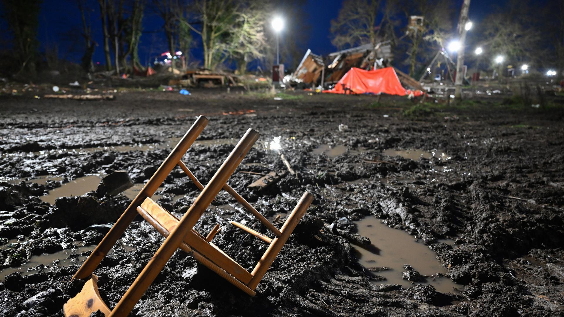Ein Stuhl liegt im Matsch im abgerissenen Protestcamp in Lützerath. Ein Stuhl liegt im Matsch im abgerissenen Protestcamp in Lützerath.