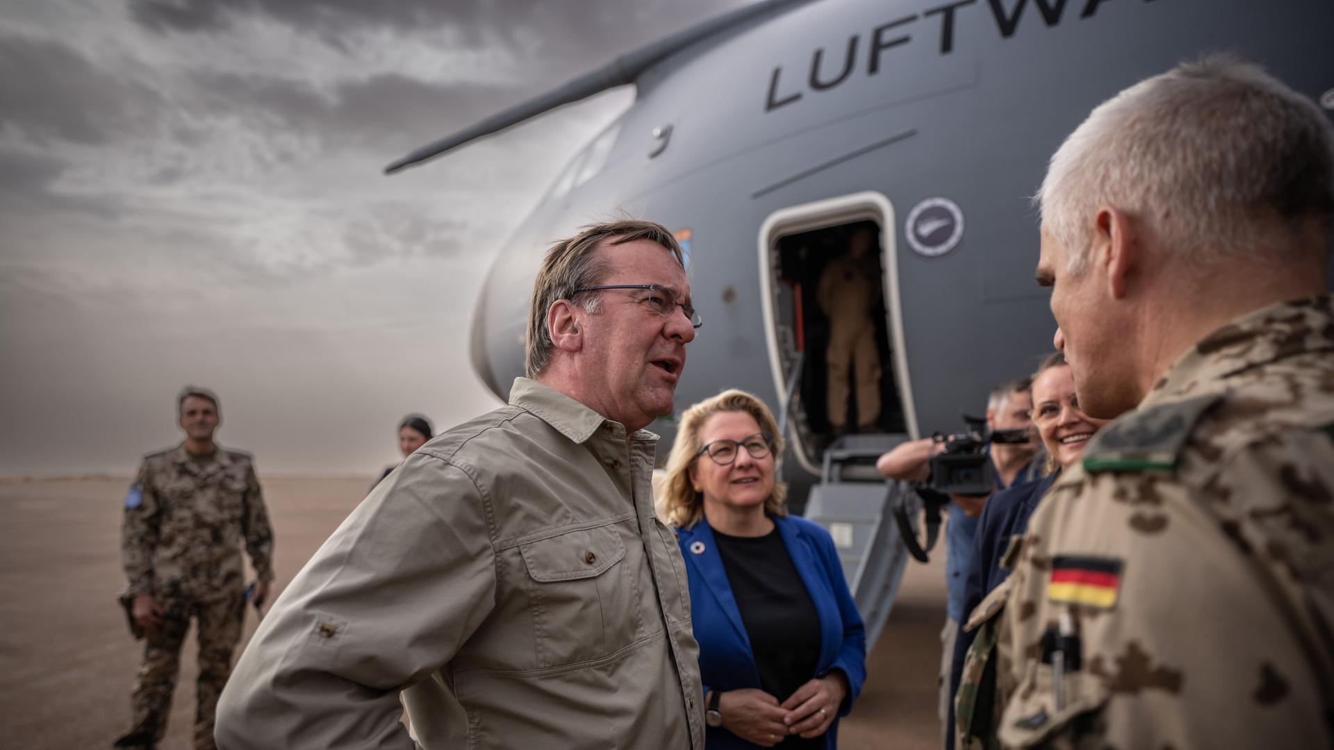 Mali, Gao: Boris Pistorius (SPD), Verteidigungsminister und Entwicklungsministerin Svenja Schulze (SPD), werden am Flughafen von Heiko Bohnsack, Kontingentführer, begrüßt. Mali, Gao: Boris Pistorius (SPD), Verteidigungsminister und Entwicklungsministerin Svenja Schulze (SPD), werden am Flughafen von Heiko Bohnsack, Kontingentführer, begrüßt.