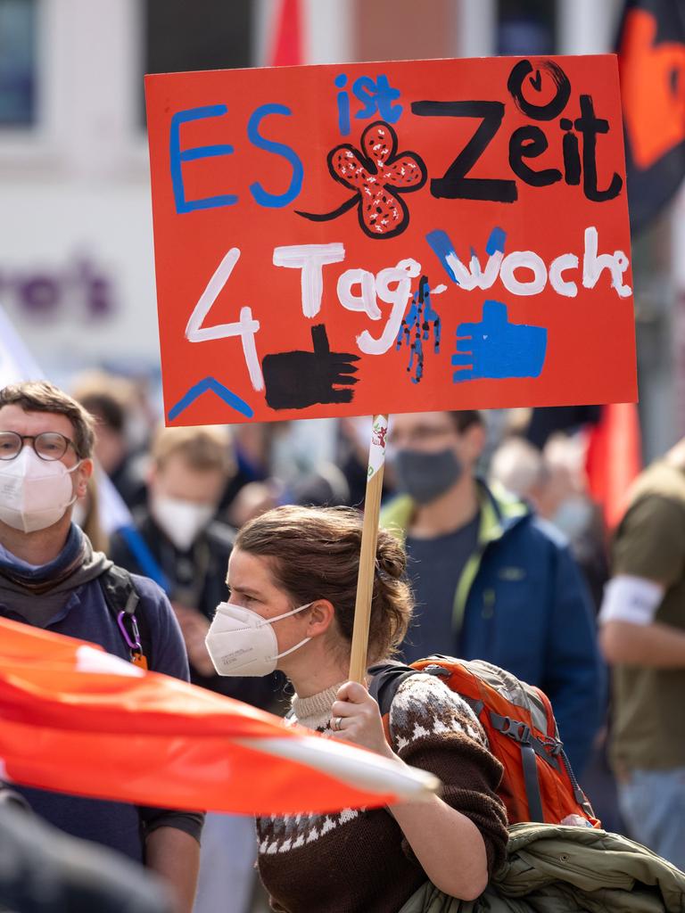 Eine Demonstrantin fordert bei einer DGB-Kundgebung 2021 Erfurt zum 1. Mai auf ihrem Plakat die 4-Tage-Woche.