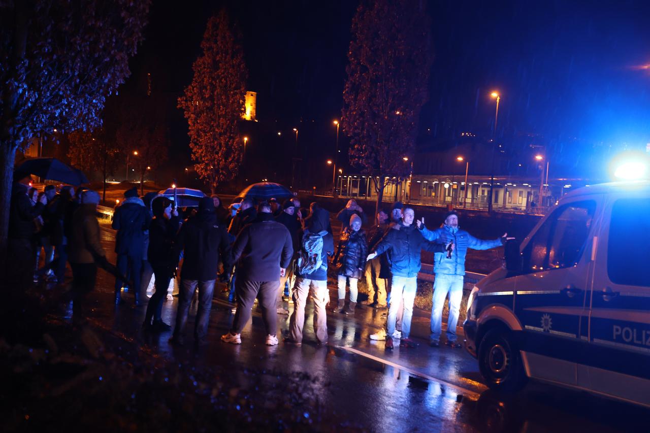 Polizeibeamte und Teilnehmer eines sogenannten "Spazierganges gegen Corona-Maßnahmen" stehen sich gegenüber. Polizeibeamte und Teilnehmer eines sogenannten "Spazierganges gegen Corona-Maßnahmen" stehen sich gegenüber.