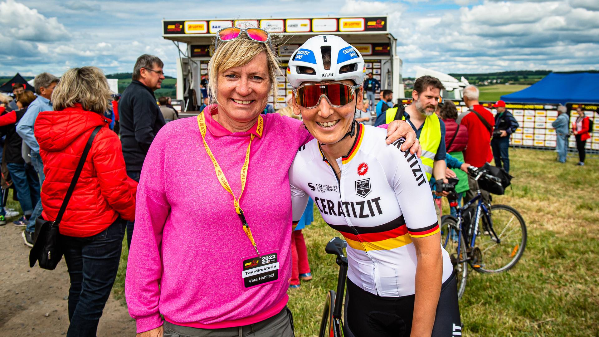 Vera Hohfeld (l.) mit Radrennfahrerin Lisa Brennauer. Vera Hohfeld (l.) mit Radrennfahrerin Lisa Brennauer.
