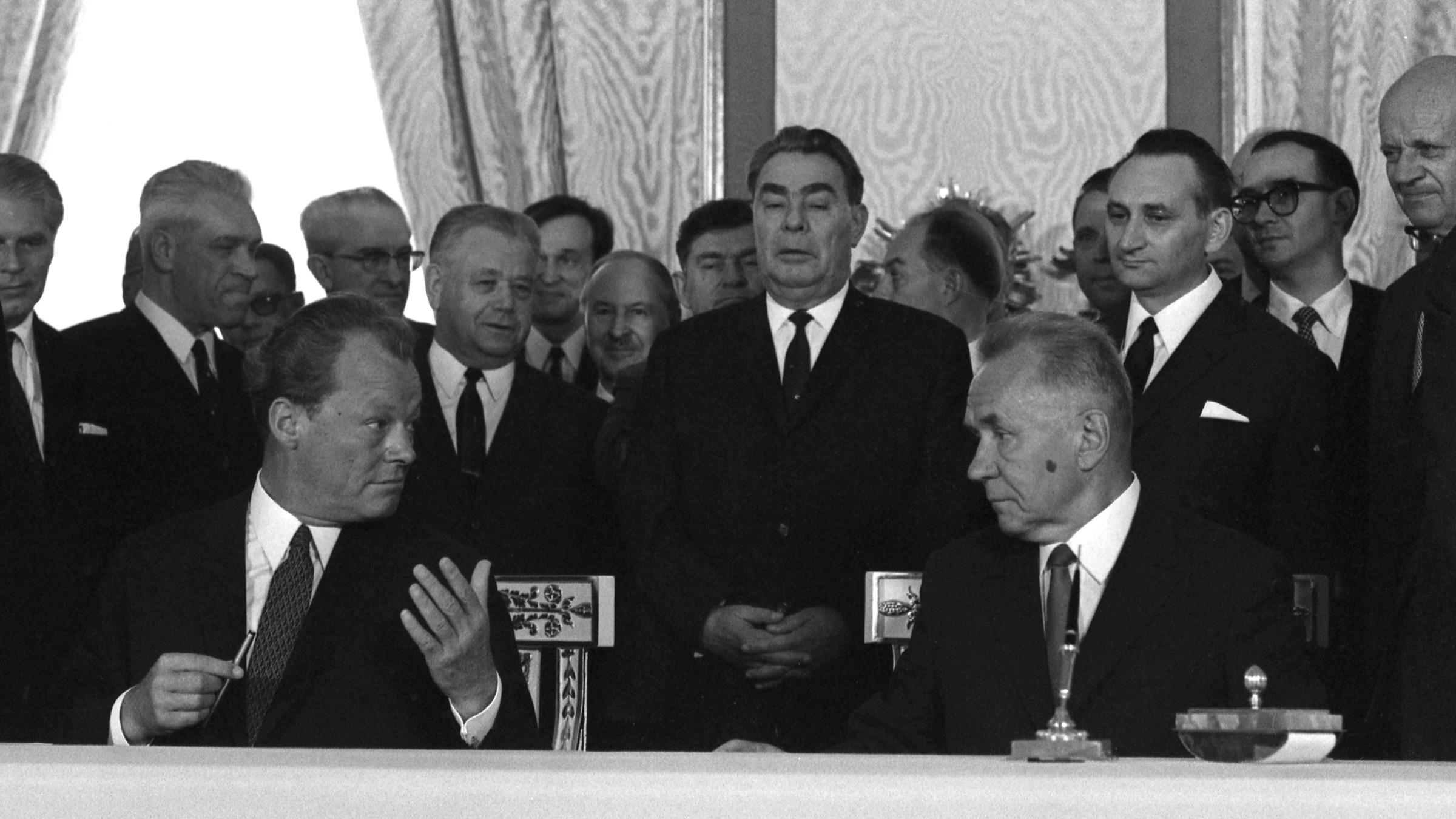 Bundeskanzler Willy Brandt und der sowjetische Ministerpräsident Alexei Nikolajewitsch Kossygin unterzeichnen den Moskauer Vertrag über Gewaltverzicht und Zusammenarbeit zwischen der Bundesrepublik Deutschland und der Sowjetunion