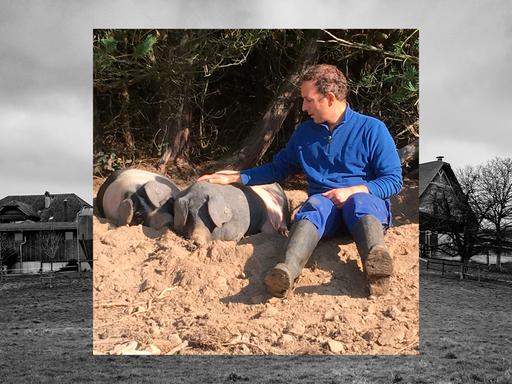 Bild in Bild: Vorn Agrarwissenschaftler Rupert Stäbler mit Schweinen im Sand. Hintergrund: Bauernhofszenerie in schwarz-weiß.