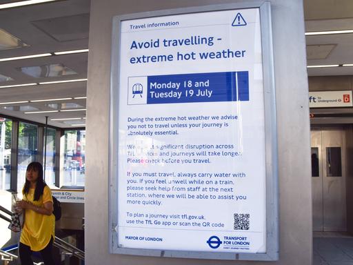 Mitte Juli 2022 in London: Ein Schild an der U-Bahnstation King's Cross St. Pancras warnt vor großer Hitze und rät den Menschen von reisen ab