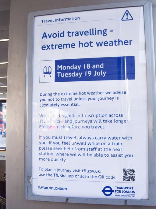 Mitte Juli 2022 in London: Ein Schild an der U-Bahnstation King's Cross St. Pancras warnt vor großer Hitze und rät den Menschen von reisen ab