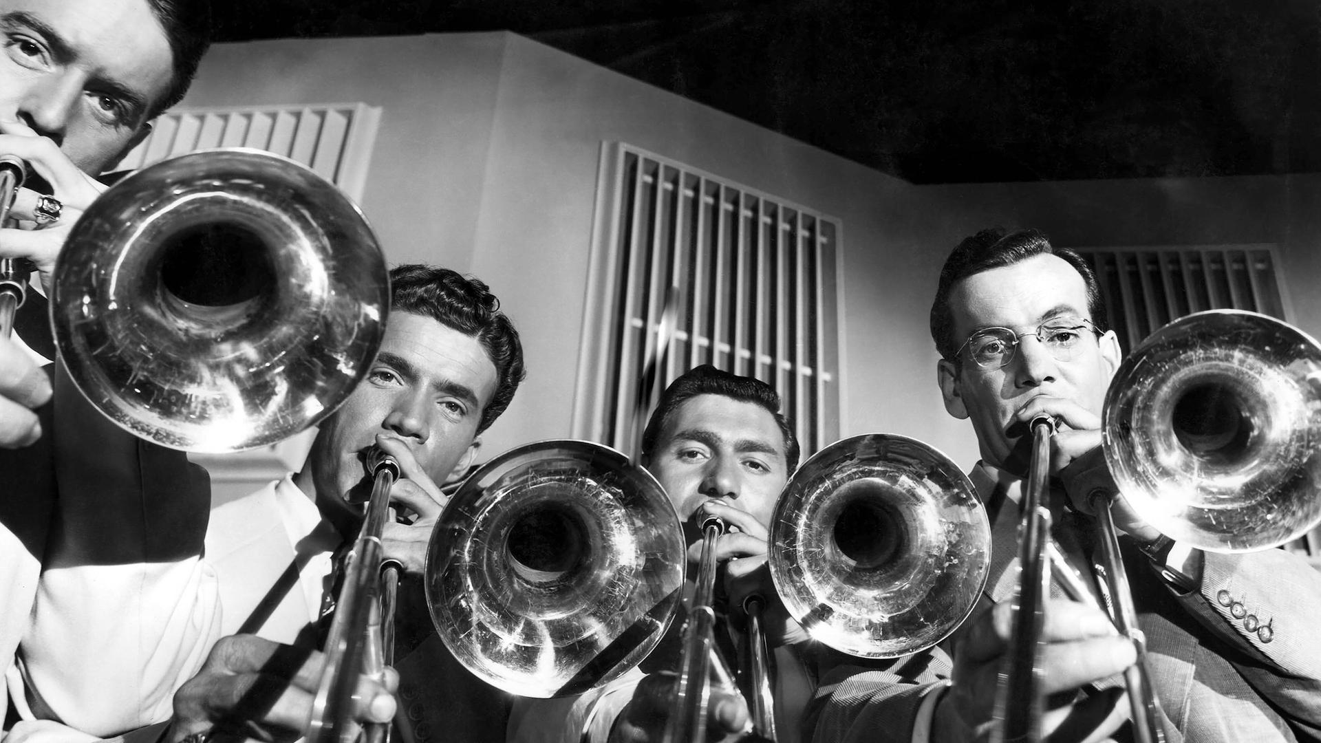 Jazzmusiker Glenn Miller (rechts) und seine Band, 1942.