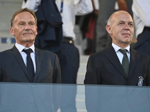 Hans Joachim Watzke und Bernd Neuendorf auf der Tribübne