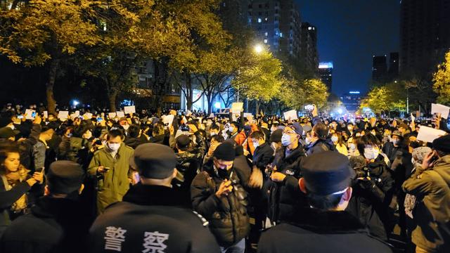 Protestierende am 27. November in Peking 2022. Sie demonstrieren vor allem gegen die chinesische Covid-Politik.