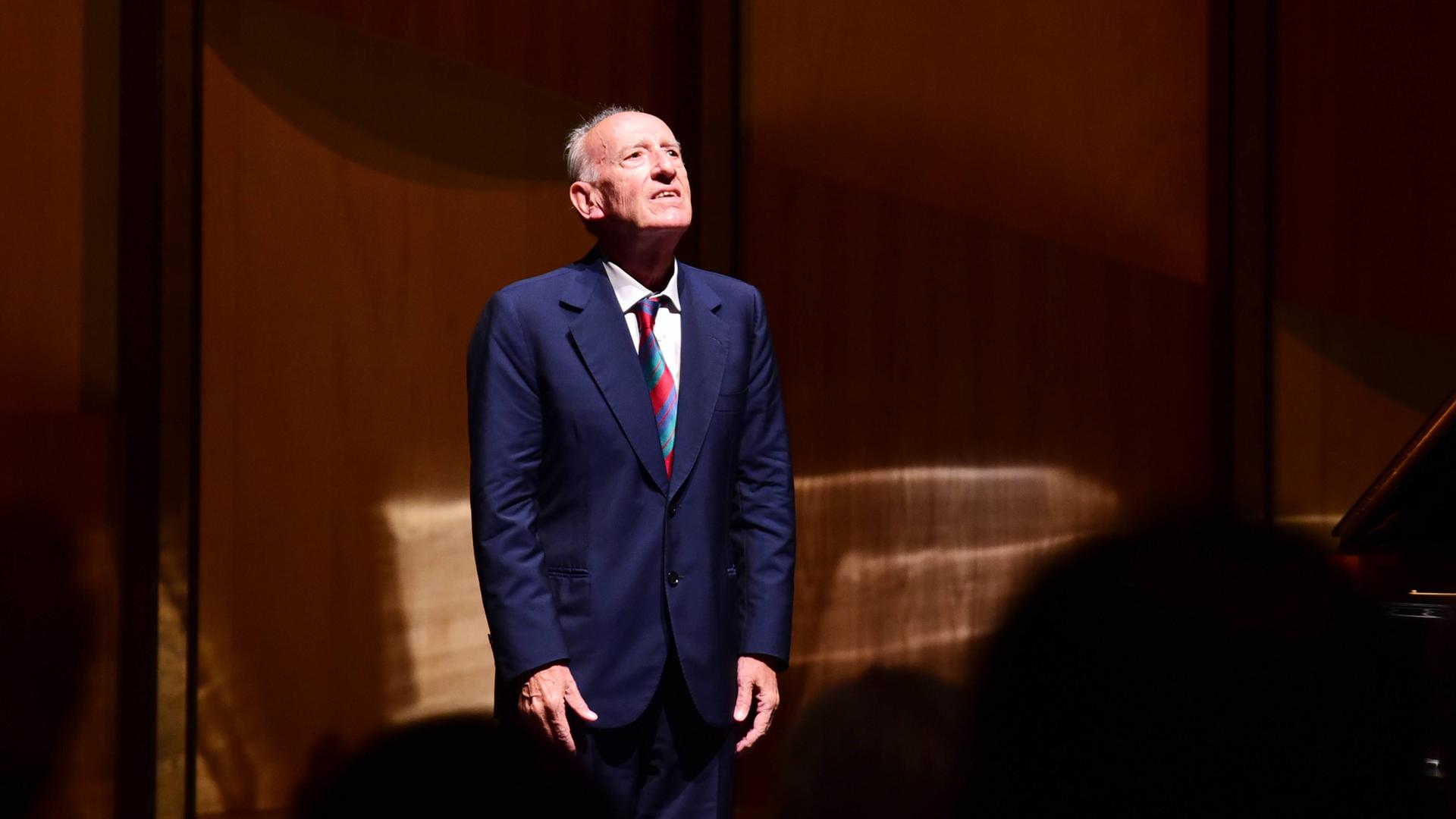 Maurizio Pollini steht auf der Bühne und nimmt Beifall entgegen. Maurizio Pollini steht auf der Bühne und nimmt Beifall entgegen.