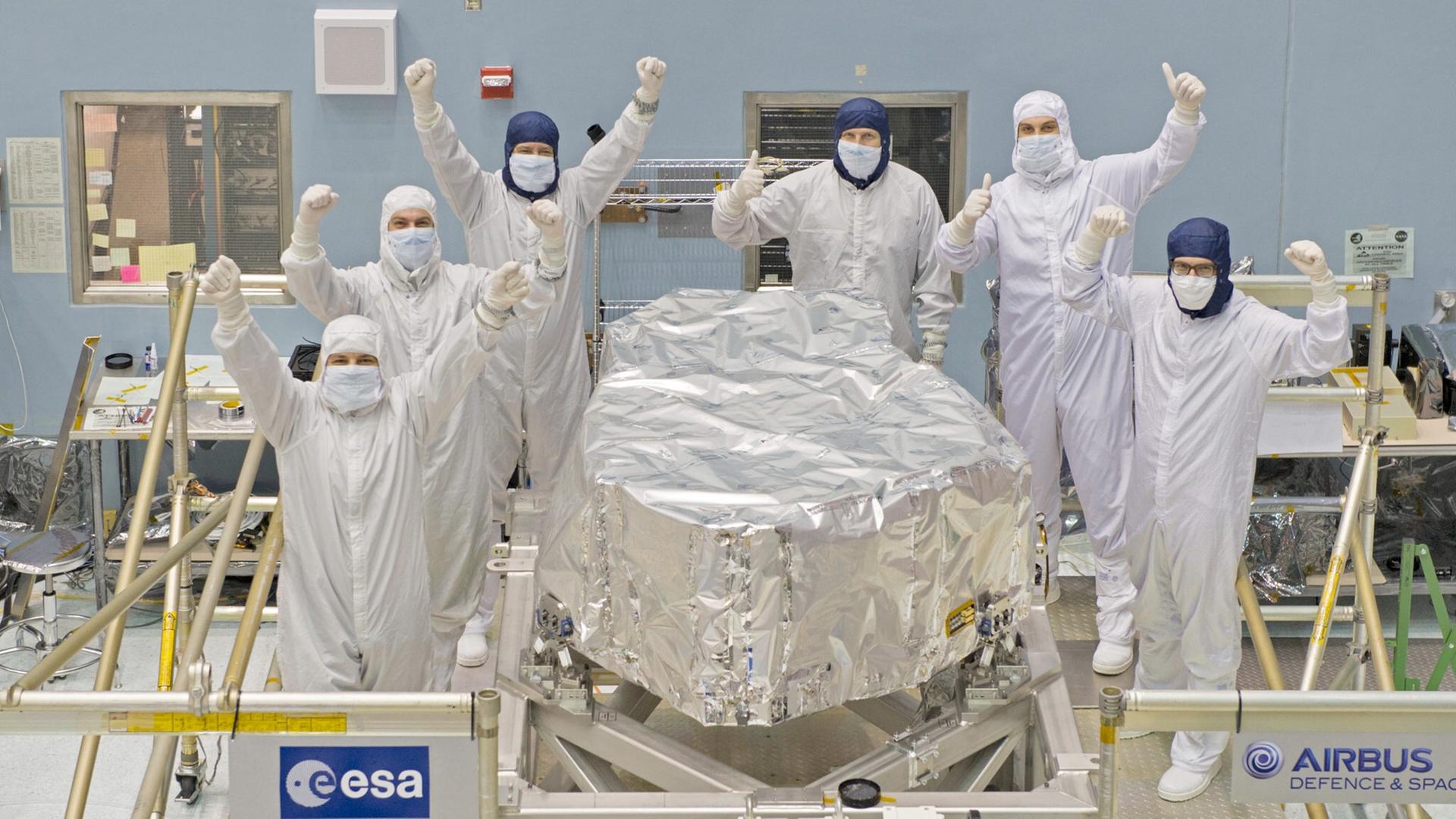 Großer Jubel für große Wissenschaft: Das NIRSpec-Instrument nach der Fertigstellung in der Halle bei Airbus in Ottobrunn Großer Jubel für große Wissenschaft: Das NIRSpec-Instrument nach der Fertigstellung in der Halle bei Airbus in Ottobrunn