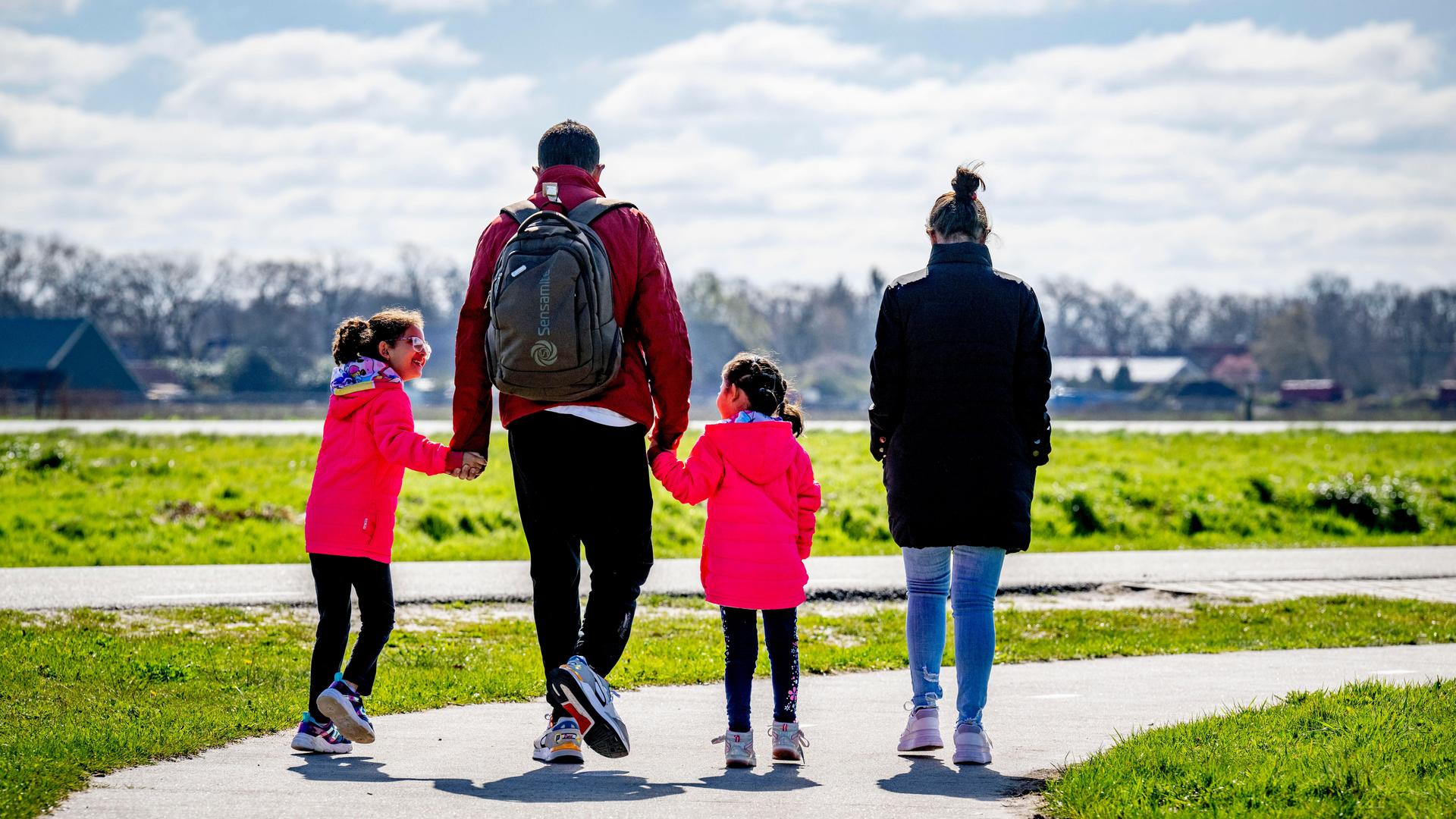 Eine Familie macht draußen einen Spaziergang