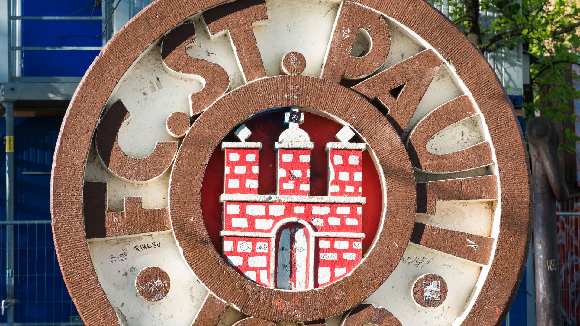 Logo des FC St. Pauli am Millerntorplatz in Hamburg Logo des FC St. Pauli am Millerntorplatz in Hamburg