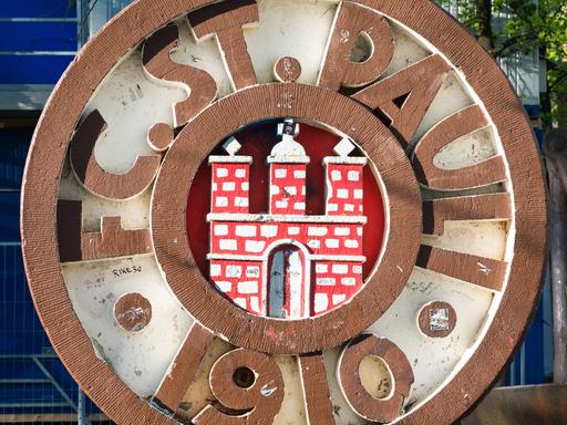Logo des FC St. Pauli am Millerntorplatz in Hamburg