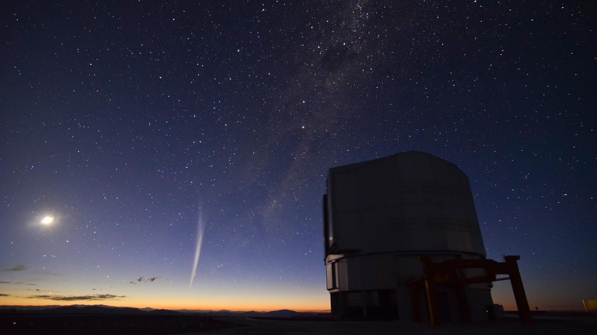 Der vor kurzem entdeckte Komet Lovejoy (M) ist am 22.12.2011 in der Dämmerung am Horizont Weihnachtsgeschenk für Astronomie-Fans von der Paranal-Observatorium der ESO in Chile aus zu sehen. Der Himmelskörper habe unerwartet seine Passage an der Sonne überlebt, wie die Europäische Südsternwarte (Eso) mitteilte. Sichtbar sei der Komet allerdings nur von der Südhalbkugel aus. Sein heller Schweif ist mehrere Millionen Kilometer lang und besteht aus Staubpartikeln, die vom Sonnenwind davongetrieben werden. Foto: Gabriel Brammer/ESO dpa (zu dpa 1257 am 27.12.2011) ++