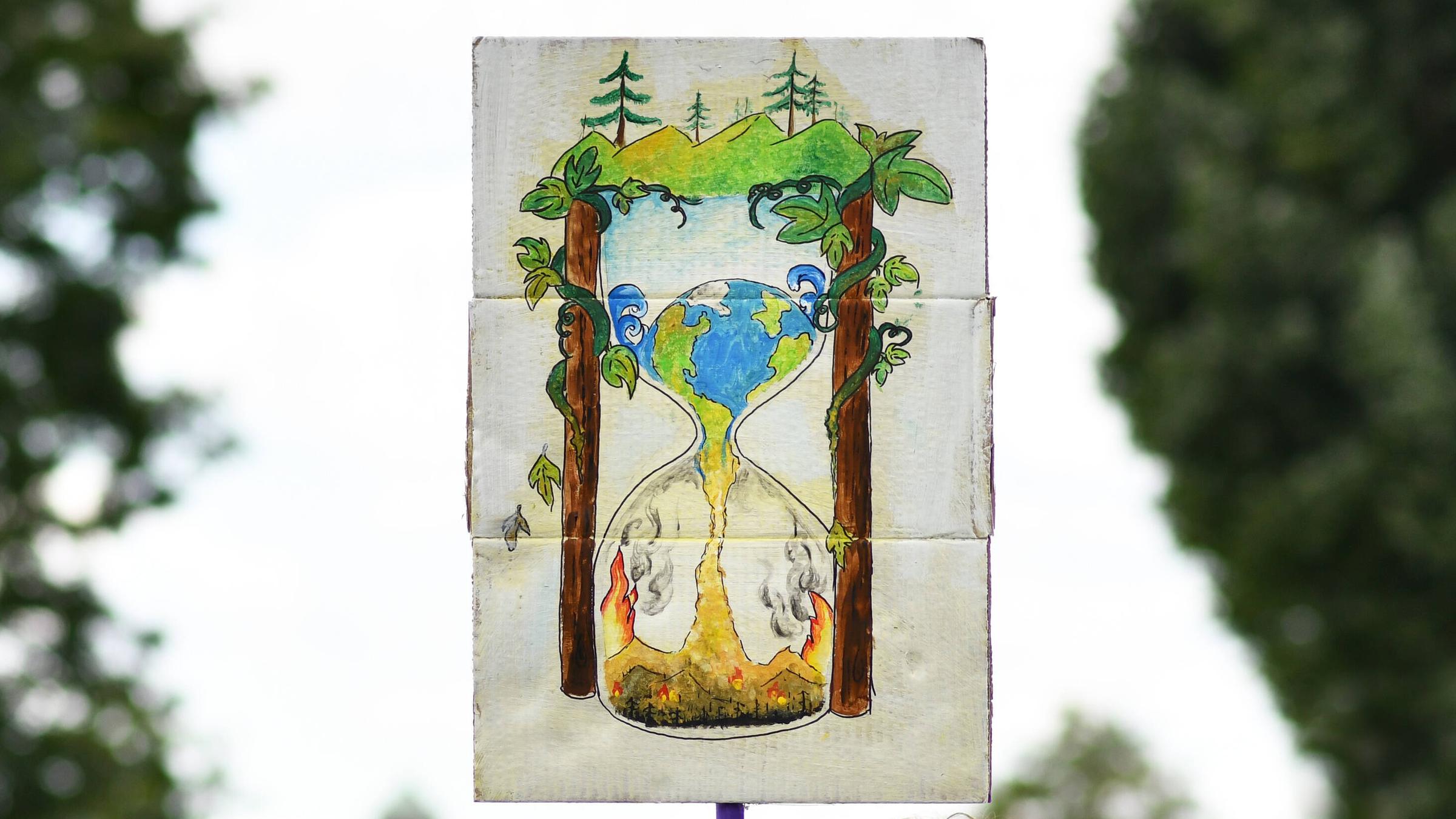 Protestbanner mit Sanduhr beim Globalen Klimastreik in Heidelberg, 2021.