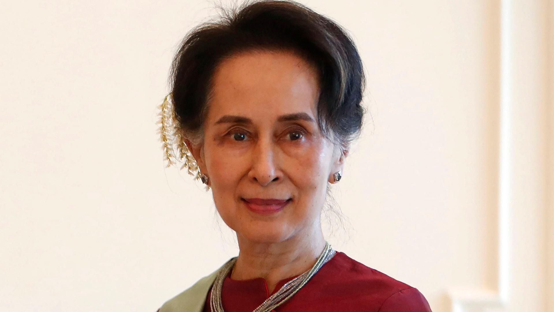 Die entmachtete De-facto-Regierungschefin Aung San Suu Kyi schaut in die Kamera.