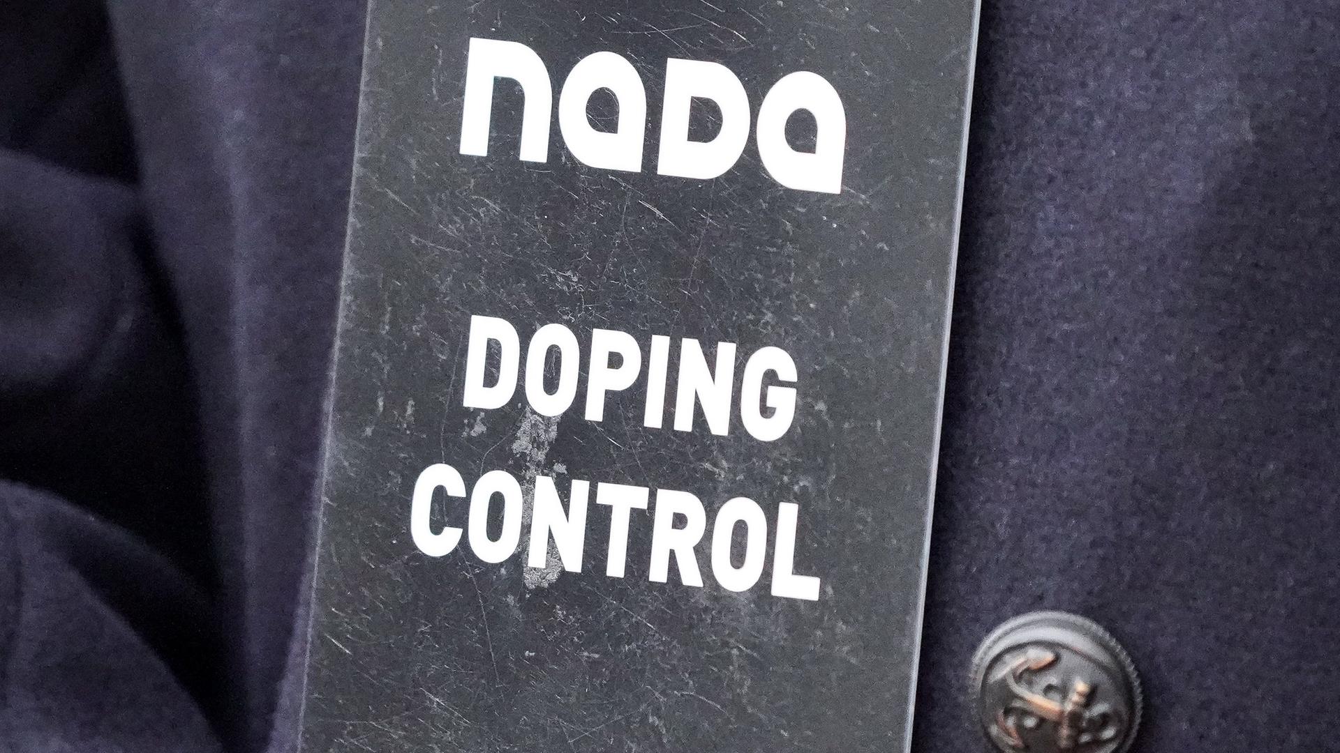 Ein Anhänger mit der Aufschrift: Nada Doping Control, Property of the National Anti Doping Agency Germany. Ein Anhänger mit der Aufschrift: Nada Doping Control, Property of the National Anti Doping Agency Germany.